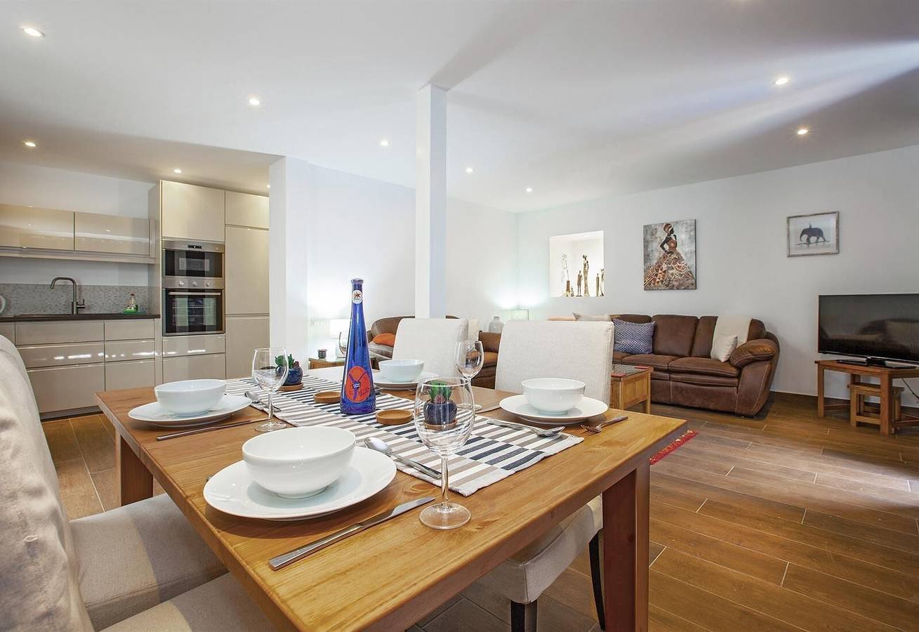 "Villa Esencia" with Pool, Garden, A/C & Wi-Fi in Puerto del Carmen, Tías