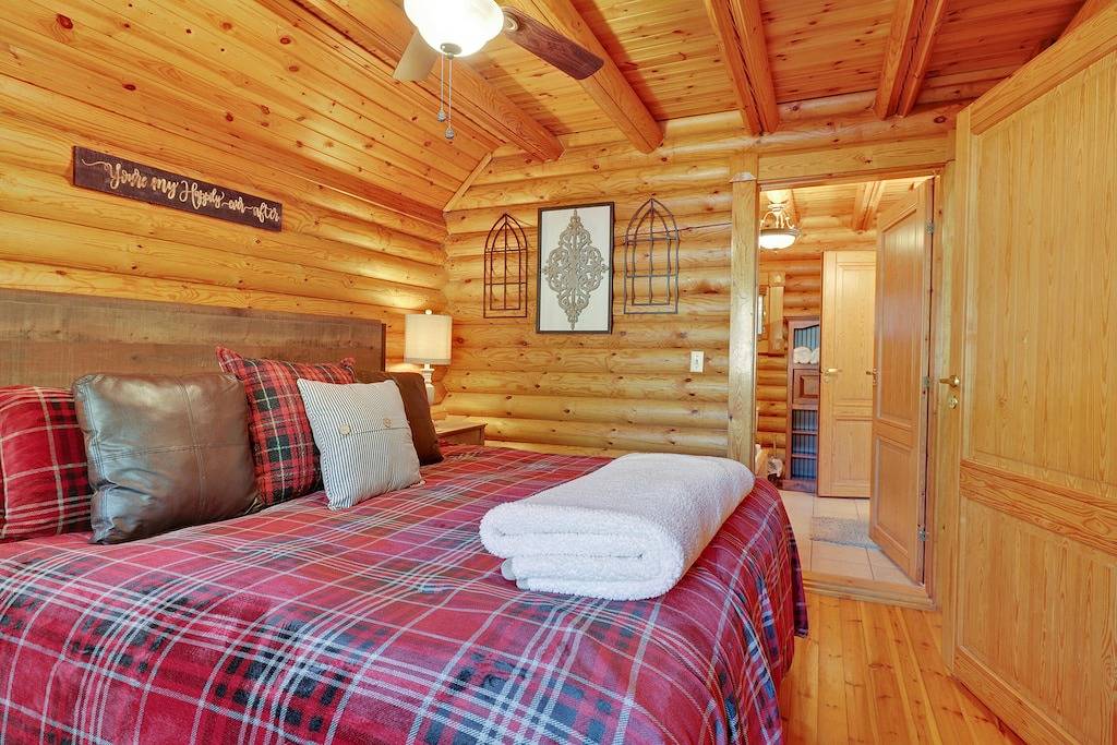 Bearless Whisper, a Beautiful Romantic Cabin Located Under a Mile from Soaky Mountain Water Park!! in Sevierville, Sevier County