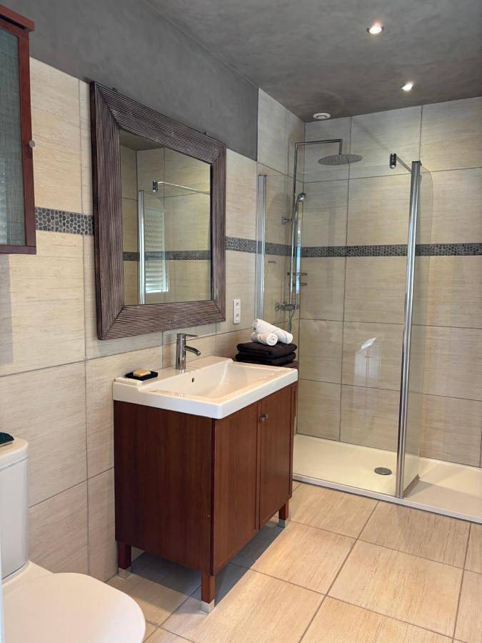 Gîte pour 2 personnes, avec jardin ainsi que jacuzzi et piscine à Vailhauquès - 4