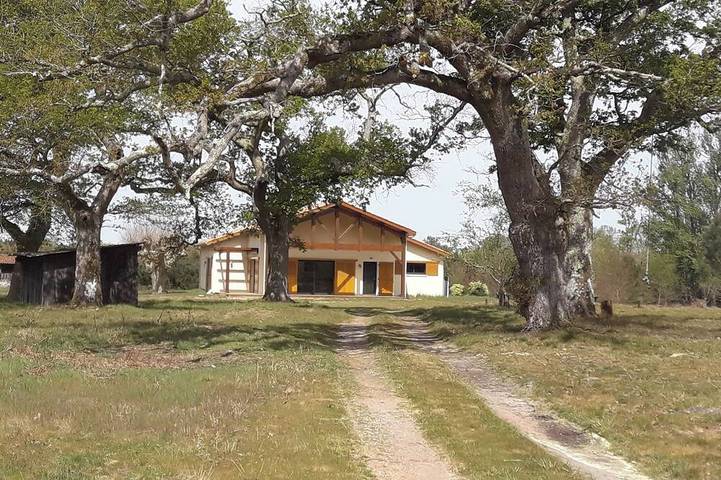 Location de vacances pour 8 personnes, avec terrasse et jardin à Saint-Paul-en-Born