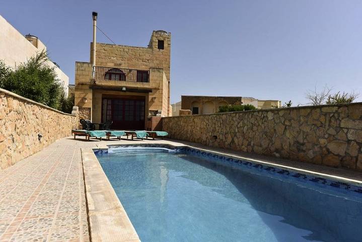 Chambre d’hôte pour 2 personnes, avec Balcon et Jacuzzi ainsi que Terrasse et Piscine dans Xaghra