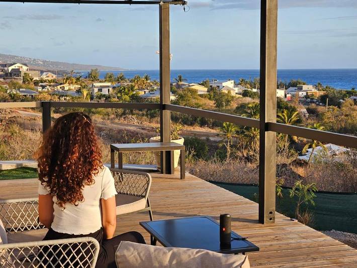 Location de vacances pour 2 personnes, avec vue ainsi que terrasse et jardin à Les Trois-Bassins - 2