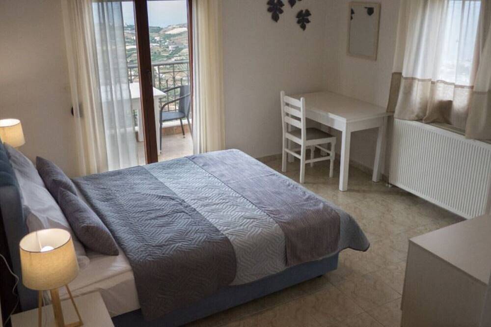 Ganze Wohnung, Olenia Residence mit privatem Pool, Meerblick und Balkon. in Agia Pelagia, Achlada