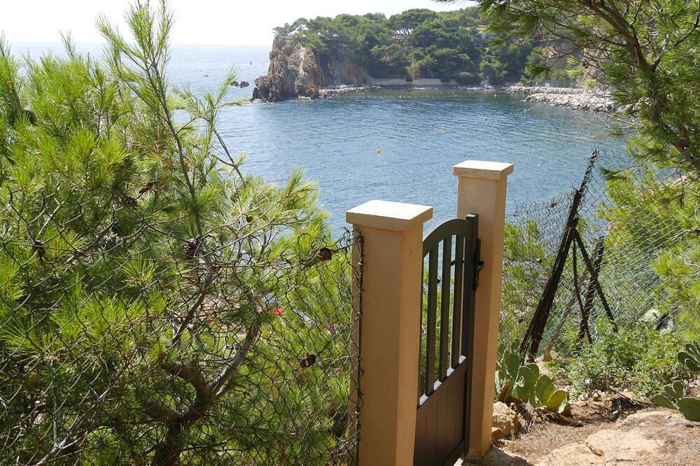 Waterfront, sleeps 8, direct access to the sea in 1 min. in Ensuès-la-Redonne, Mittelmeerküste (Frankreich)