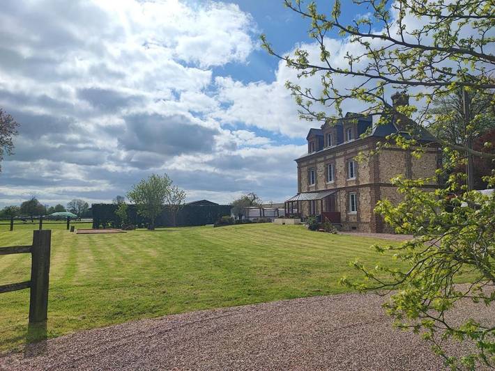 Location de vacances pour 13 personnes, avec piscine ainsi que vue et jardin à Quetteville - 4