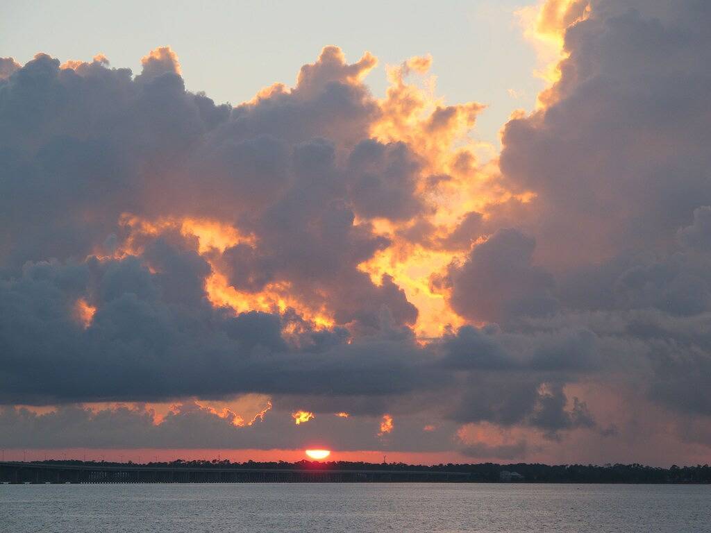 Lichtdurchflutetes, geräumiges Altstadthaus. Gehen Sie zum Strand, Hafen und der Innenstadt Spaß. in Bay St. Louis, Mississippi Gulf Coast