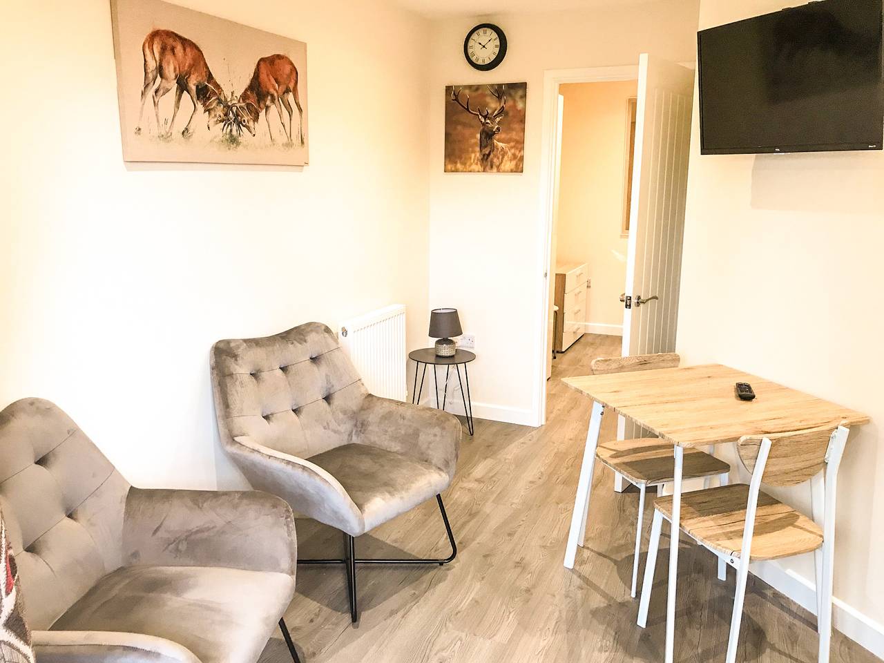Entire holiday apartment, Deers Leap Sleeps 2 with Garden in Gloucestershire