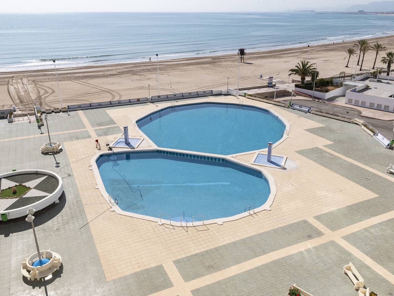 Entire apartment, Seafront apartment with pool and parking in Cullera in Cullera, Costa de Valencia