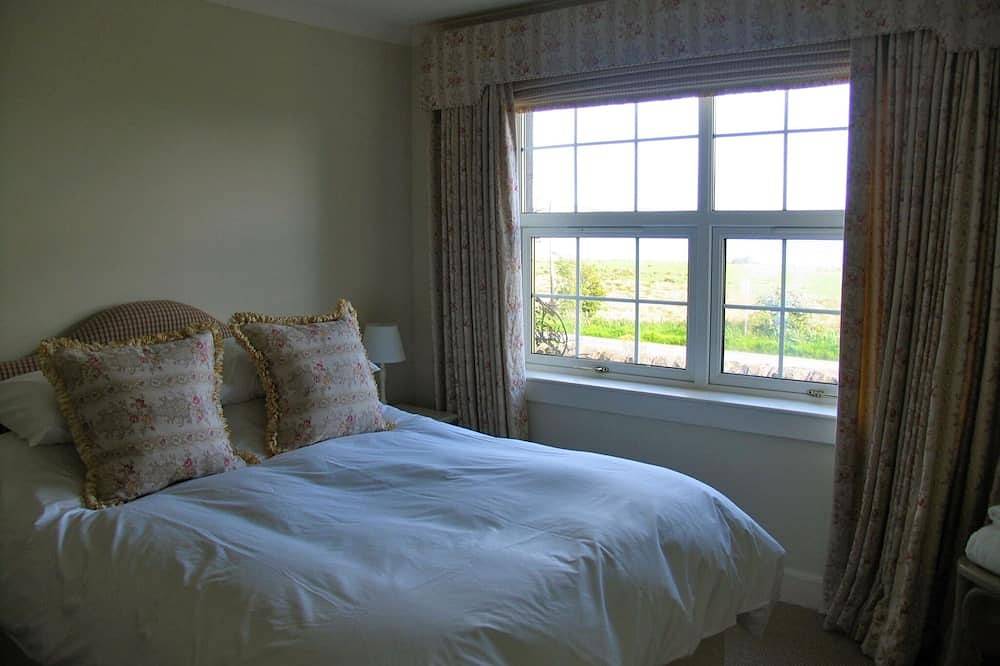 Beautiful location with sea views & beach close by. in Isle of Bute, Argyll & Bute