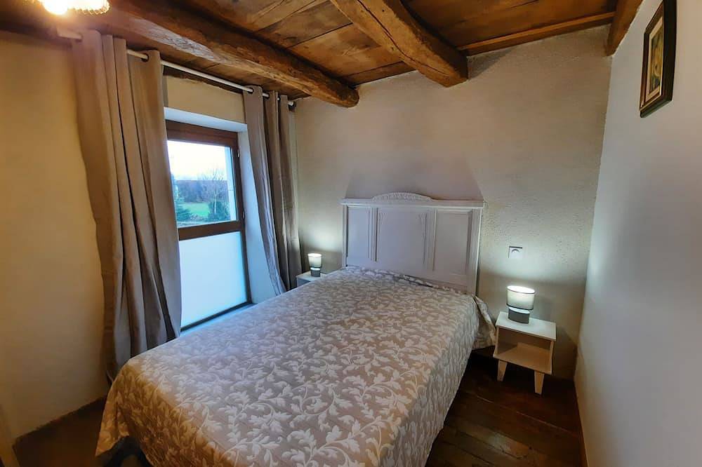 Maison indépendante du Xixe siècle dans un corps de ferme su Ségala Aveyronnais in Pradinas, Aveyron