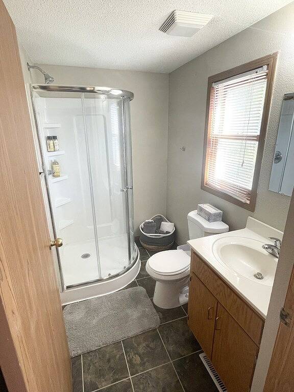 Spacious Stay -4Br/3Bath, Main Floor Living, King Bed, Recliner 3 blocks to Mayo in Rochester (MN), Olmsted County