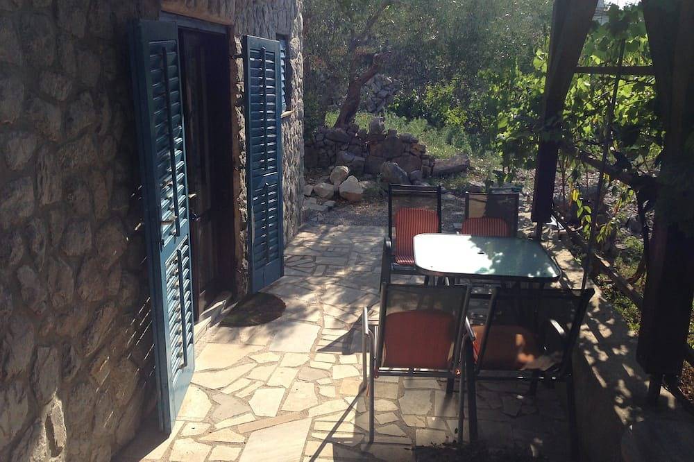 Lili mediterranean studio with a sea view & heated shared pool in Kornic, Krk
