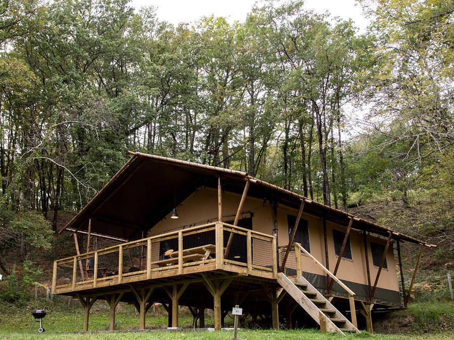 Camping Domaine de La Serre - Wohnzelt auz holz 6 personen - Zelt Lodge Luxe Xl Luxe Safari 61m² 3 Zimmer - Überdachte Terrasse in Aigues-Vives (Ariège), Ariège