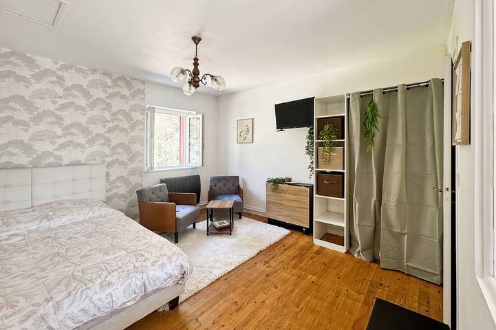 Entire apartment, Bright, quiet T1 with private parking in Bagnoles-de-l'Orne, Parc naturel régional Normandie-Maine