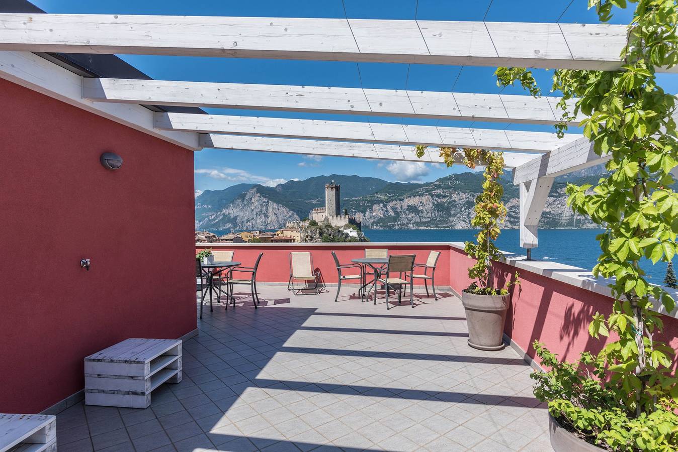 Studio entier, Studio 'Residence La Pergola Monolocale Uno' avec vue sur les montagnes, Wi-Fi et climatisation in Malcesine, Montagnes autour du lac de Garde