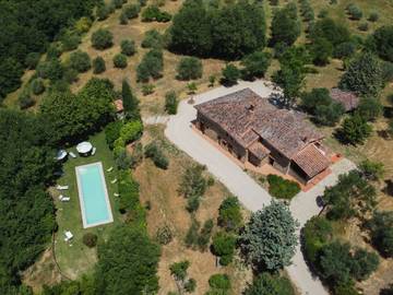 Ferienhaus für 8 Personen, mit Balkon und Whirlpool sowie Garten in Umbrien