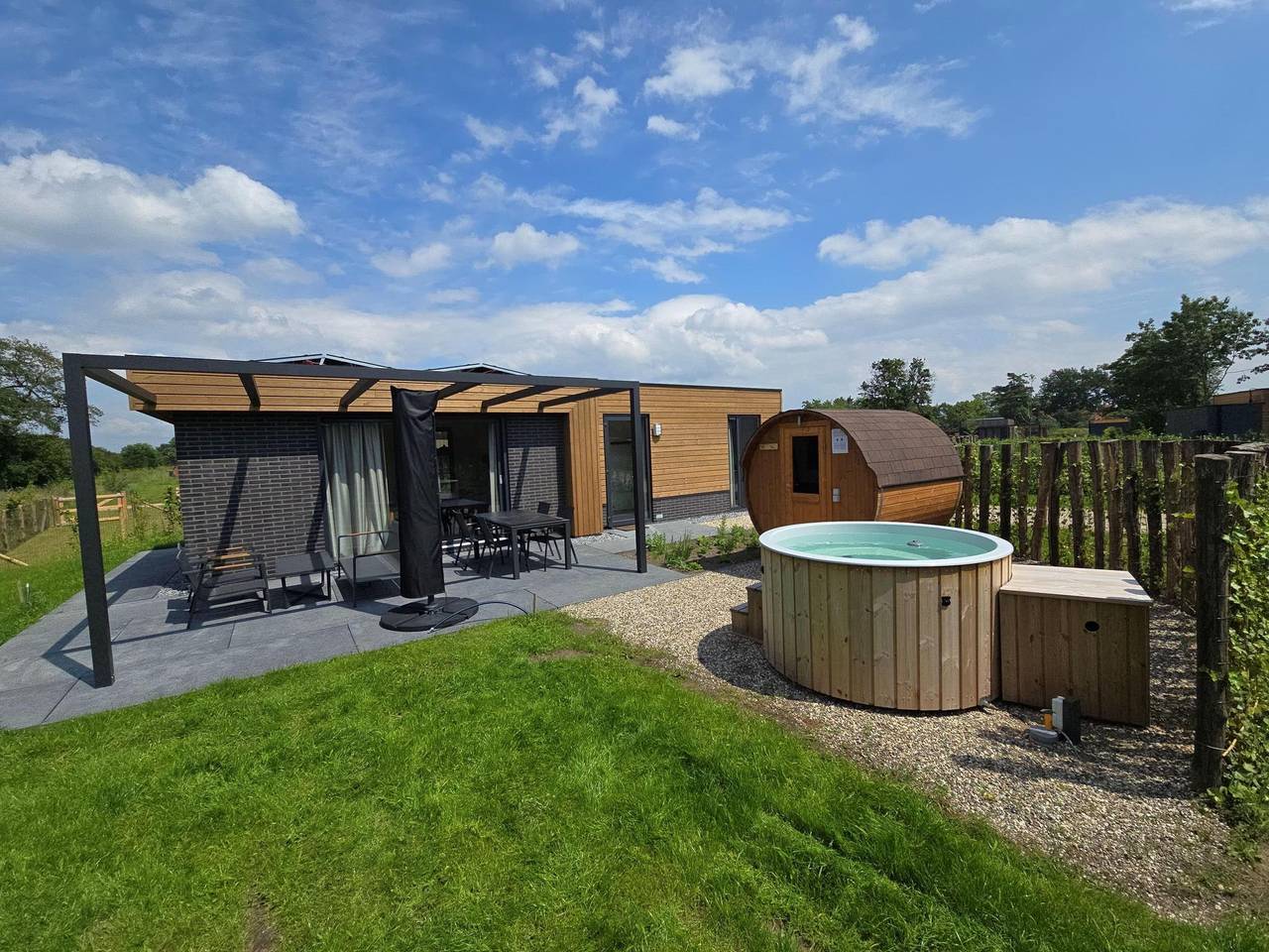Ferienvilla Amalia 4 mit Hundezaun, Sauna und Hot Tub in Twente