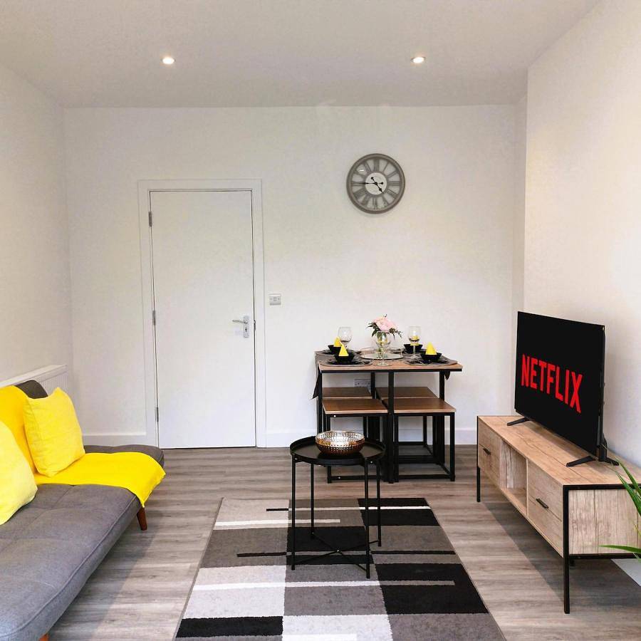 Entire apartment, Spacious 4 Bedroom House-2 bathrooms-Contractor-Family-Relocation-Professionals-Parking-Close-to-All-Amenities in Luton, Chiltern Hills