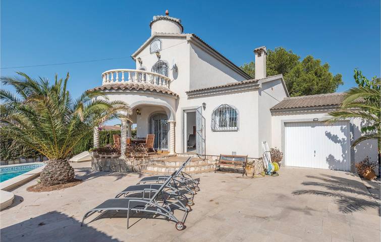 Location de vacances pour 6 personnes, avec piscine ainsi que terrasse et jardin, animaux acceptés dans Les Tres Cales - 2