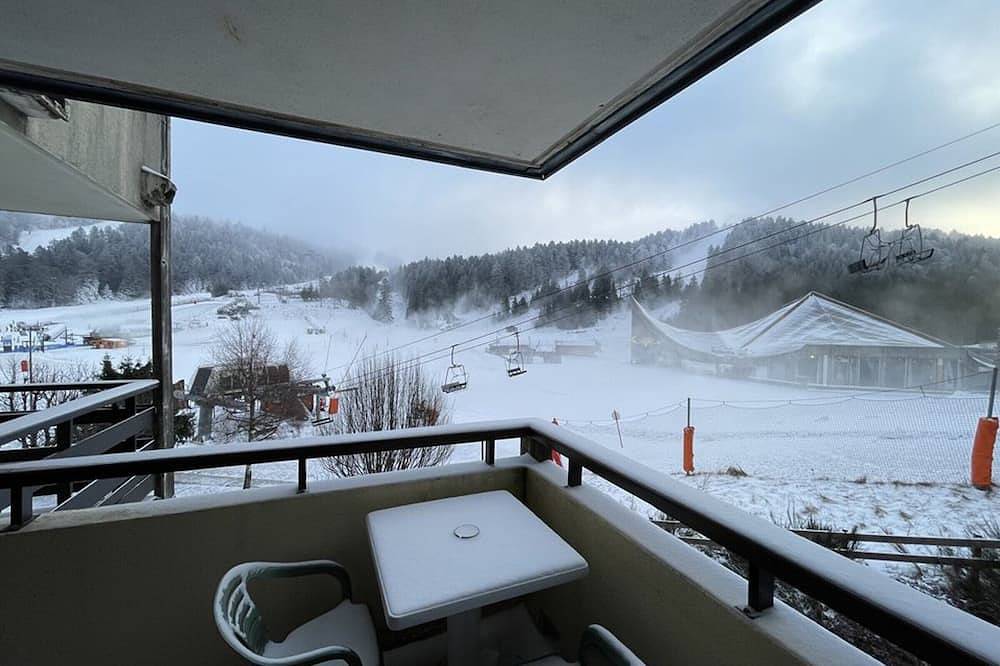 Entire apartment, Comfortable T2 with balcony in the heart of the resort, close to slopes and shops in Le Lioran, Laveissière