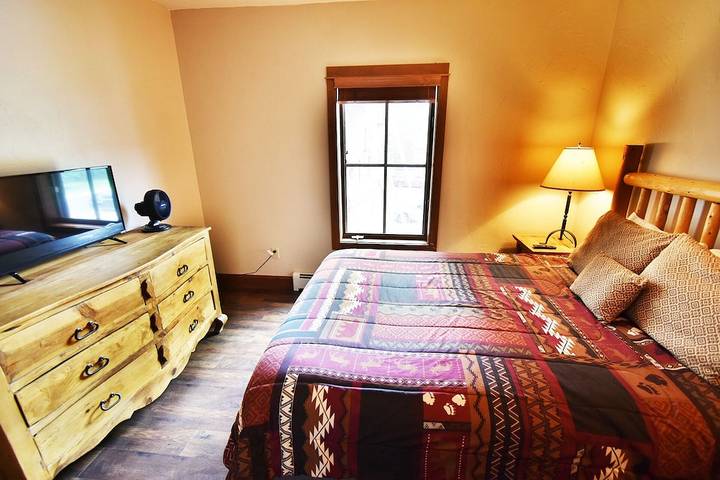 Vacation rental for 4 people, with terrace and hot tub as well as pool and yard in Keystone