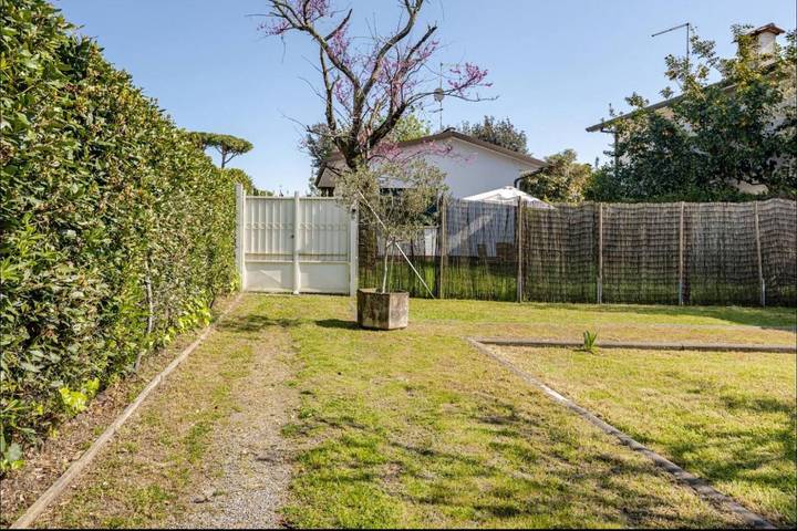 Villa pour 4 personnes, avec Balcon et Terrasse ainsi que Jardin et Vue à Forte dei Marmi - 2