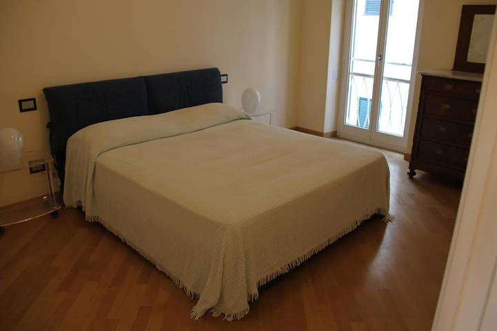 Appartement entier, Penthouse sur deux niveaux à 20 mètres de la mer dans le centre de Loano in Loano, Riviera di Ponente