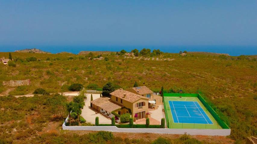 Casa rural para 16 personas, con jardín y vistas además de sauna y piscina, Se admiten mascotas en Parc Natural del Montgó