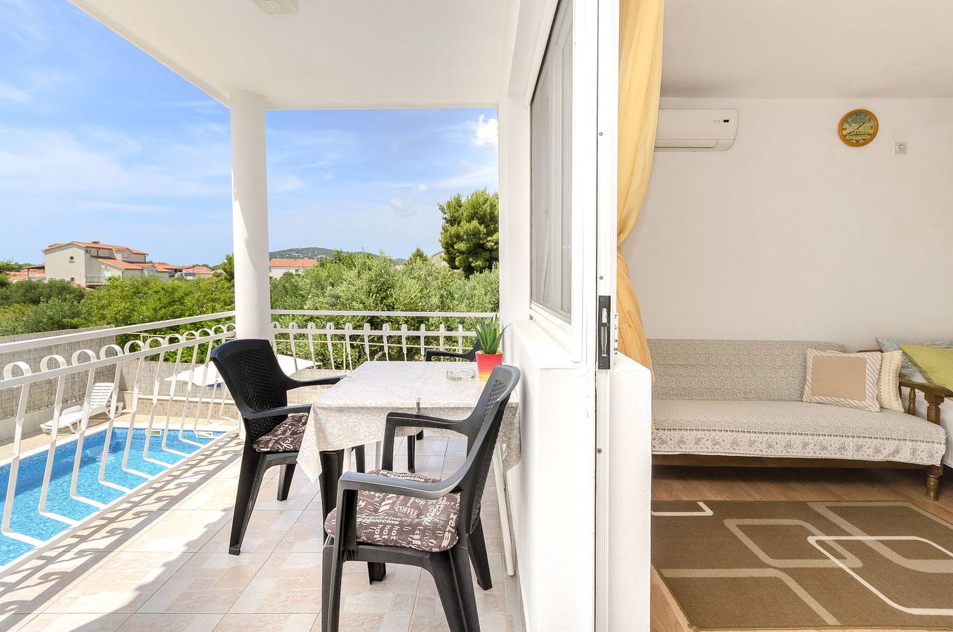 Ganzes Studio, Apartments Mila Family with pool in Tribunj, Šibenik-Knin
