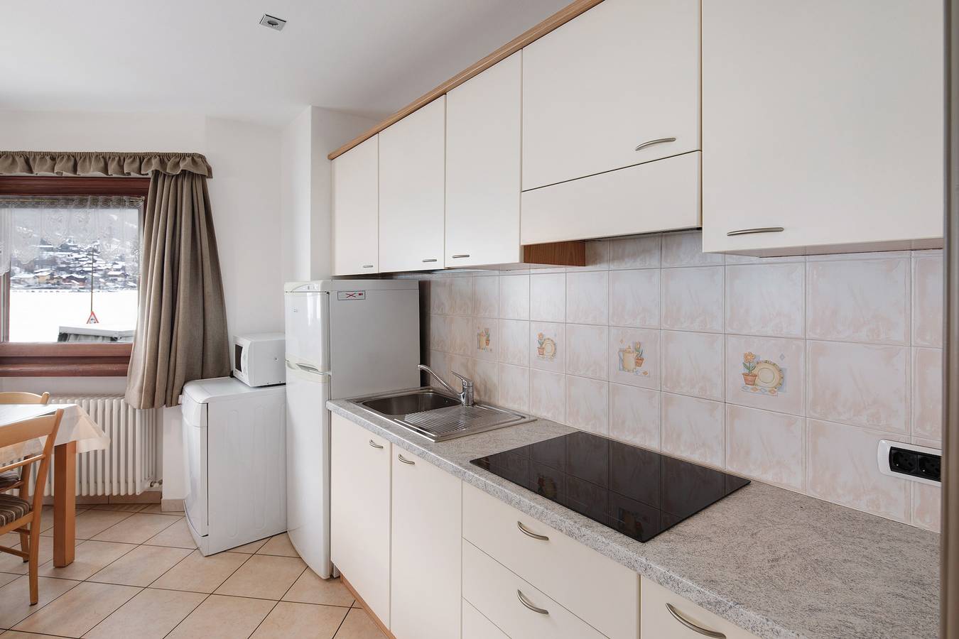 Entire apartment, Holiday Apartment "Arcobaleno Giallo" with Mountain View, Wi-Fi & Garden in Livigno (Town), Livigno