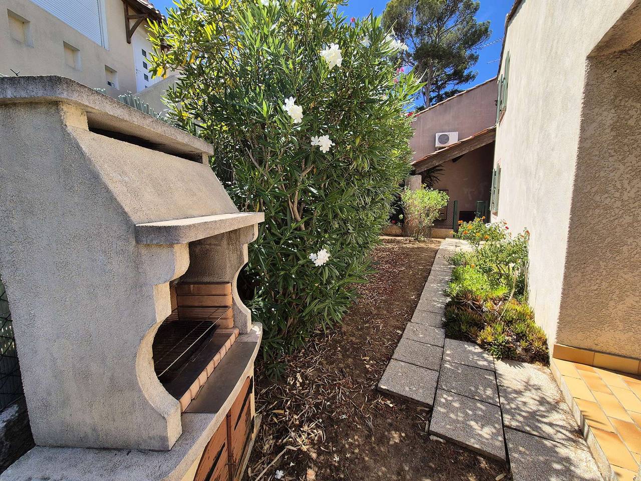 Ganze Ferienwohnung, Meerblick, Garten mit Grill, Klimaanlage. in La Seyne-sur-Mer, Toulon Region