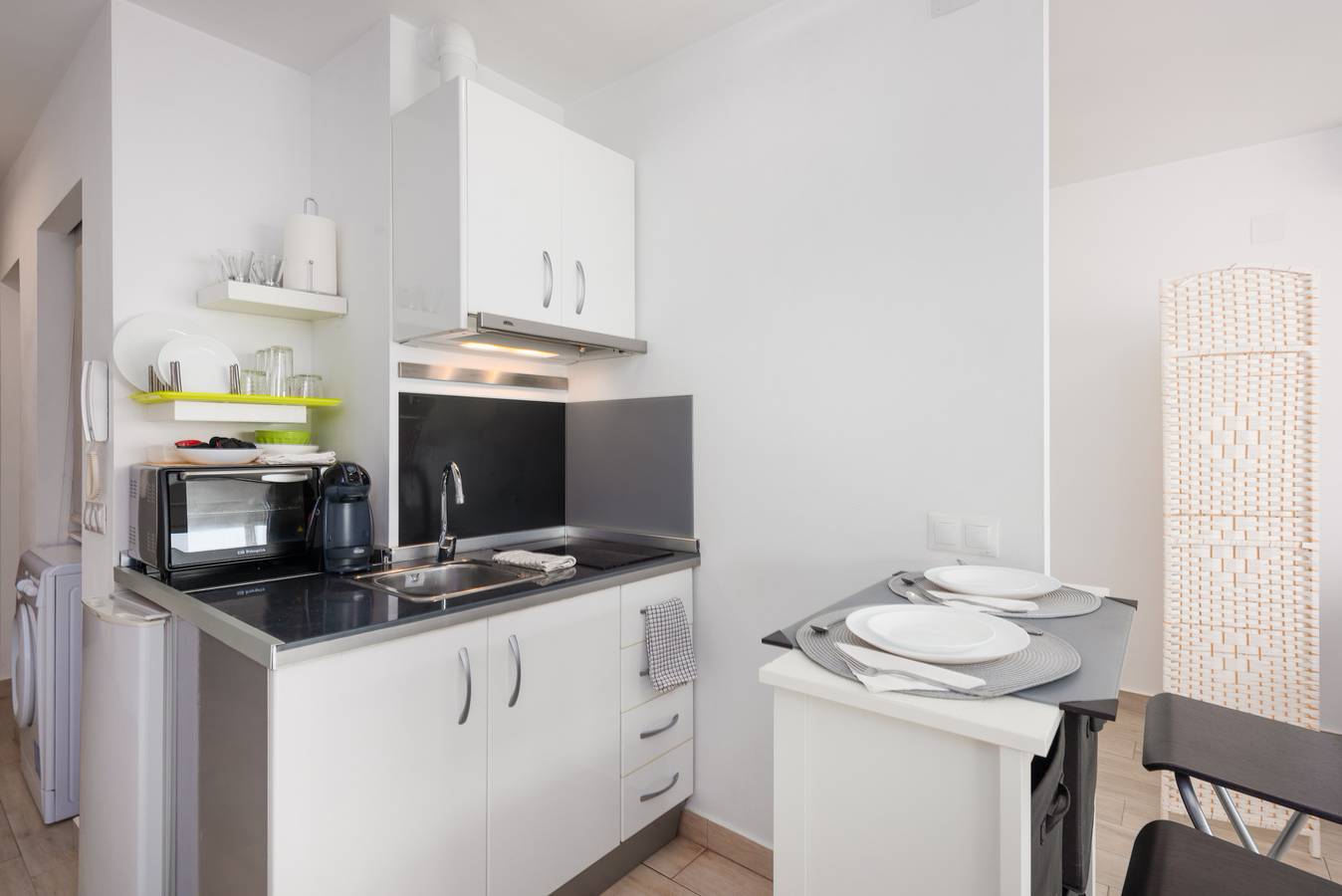 Apartamento entero, Apartamento 'Urbanizacion Kai Alde' con vistas al mar, Wi-Fi y aire acondicionado. in Puerto Deportivo de Estepona, Estepona