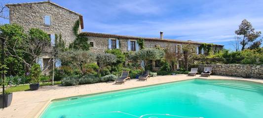 Gîte pour 12 personnes, avec piscine ainsi que jardin et balcon à Lussan