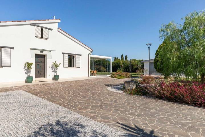 Villa voor 6 personen, met Terras en Tuin in Livorno