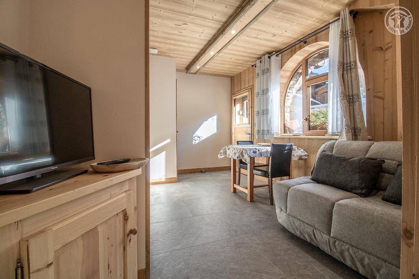 Apartamento entero, Apartamento "L'épilobe" con vistas a la montaña, jardín compartido y Wi-Fi in La Plagne, Bellentre