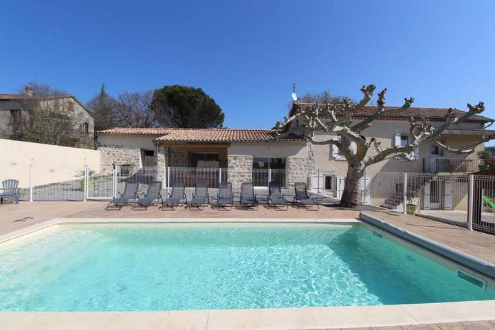 Gîte pour 15 personnes, avec jardin et piscine, adapté aux familles à Ruoms
