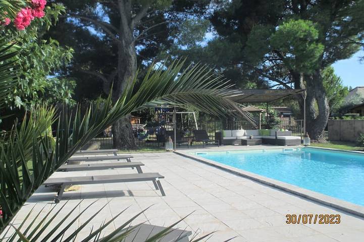 Gîte pour 2 personnes, avec sauna et jacuzzi ainsi que jardin et terrasse à Noves