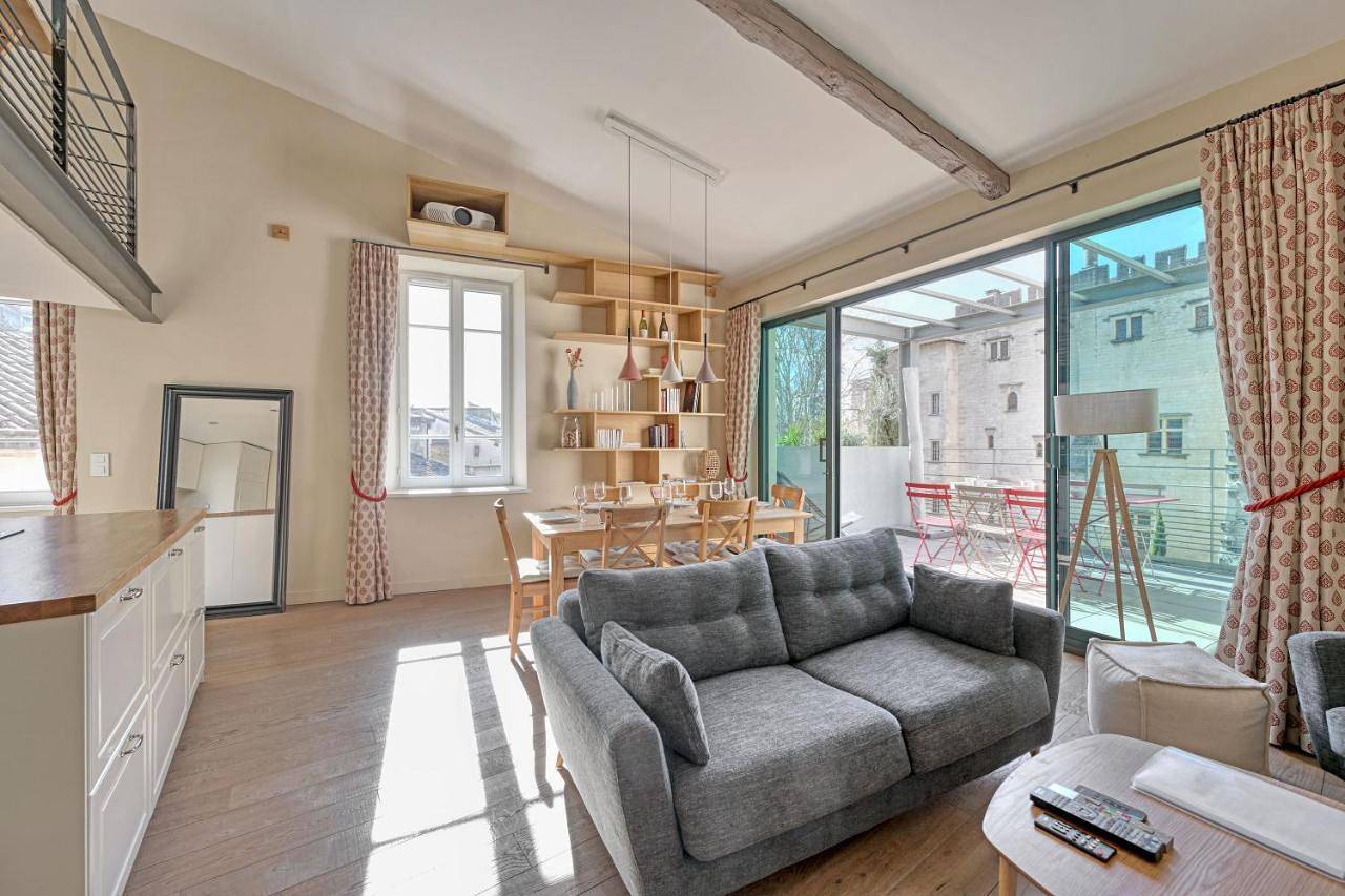 Appartement entier, Apartment with Terrace in Avignon, Vaucluse