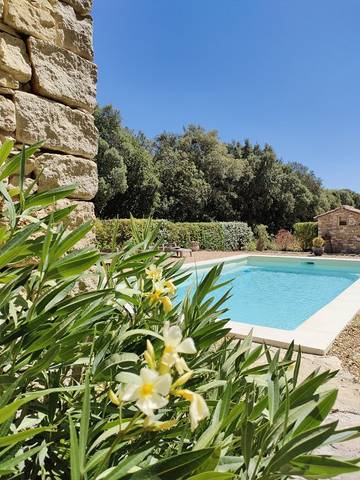 Gîte pour 5 personnes, avec piscine ainsi que terrasse et jardin à Joucas