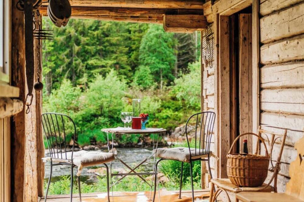Waldhütte am Fluss in Lardal