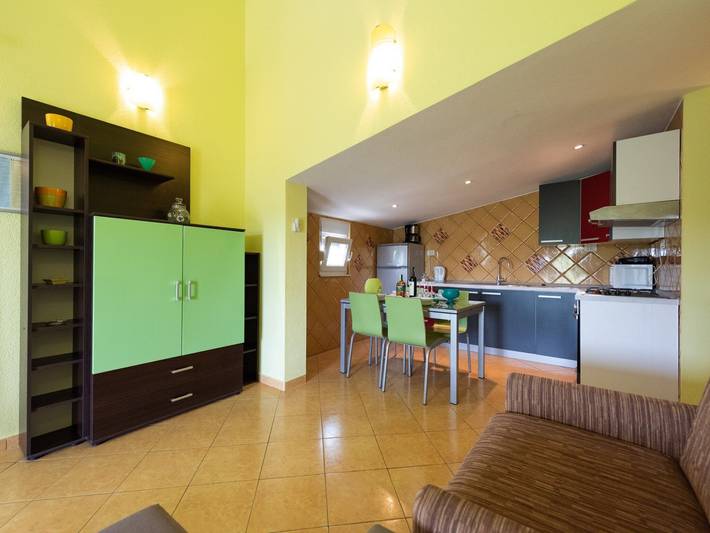 Gîte pour 4 personnes, avec Balcon et Terrasse ainsi que Jardin et Piscine à Marina - 4