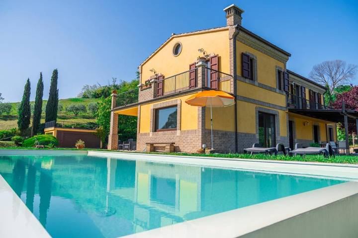 Casa vacanza per 16 persone, con Idromassaggio e Terrazza nonché Giardino e Piscina a Montegranaro