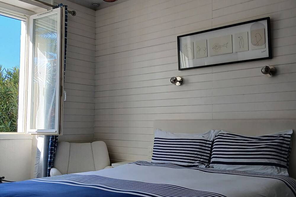 Entire apartment, Le Chat Bleu apartment, adjoining owner's house shared garden in Beauvoir-sur-Mer, Vendée