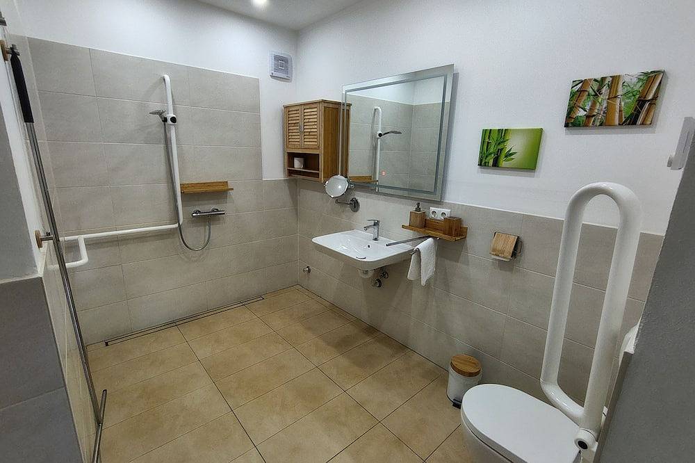 Ganze Wohnung, Kompakte barrierefreie Ferienwohnung auf Gutshof mit viel Natur, See in Tangerhütte, Altmark