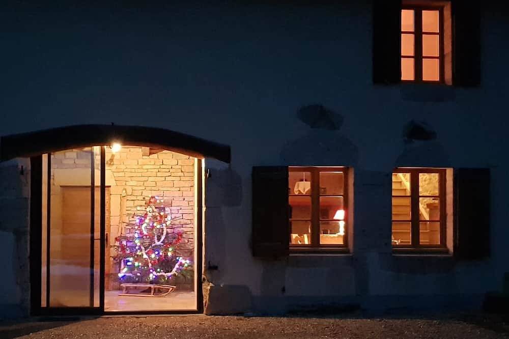 Calme et espace pour cette magnifique ferme rénovée avec cheminée. in Saugeot, Jura Francais