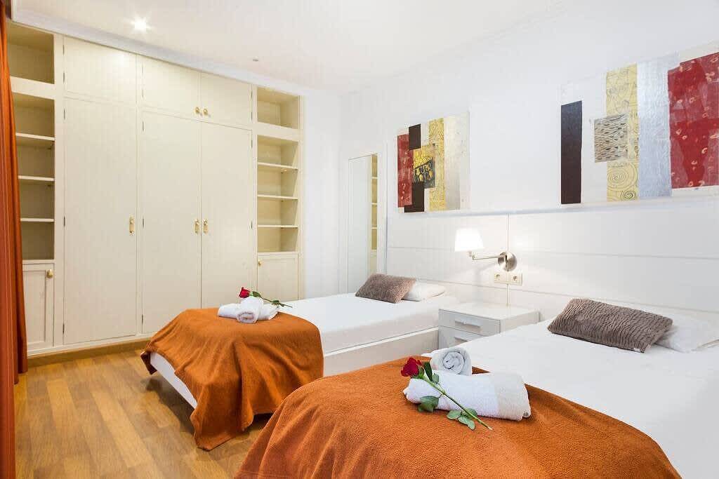 Entire apartment, Placa Urquinaona|Central and comfortable 4Bd 3Bth in Barcelona Centre, Barcelona