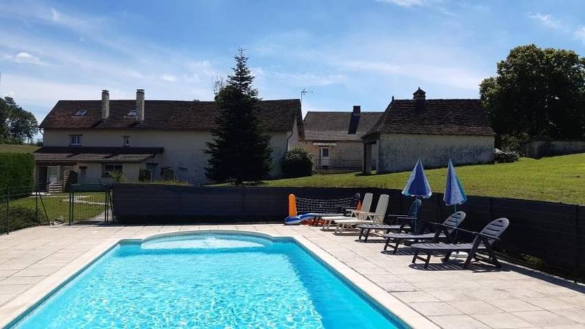 Location de vacances pour 8 personnes, avec jardin ainsi que piscine et vue à Fossemagne