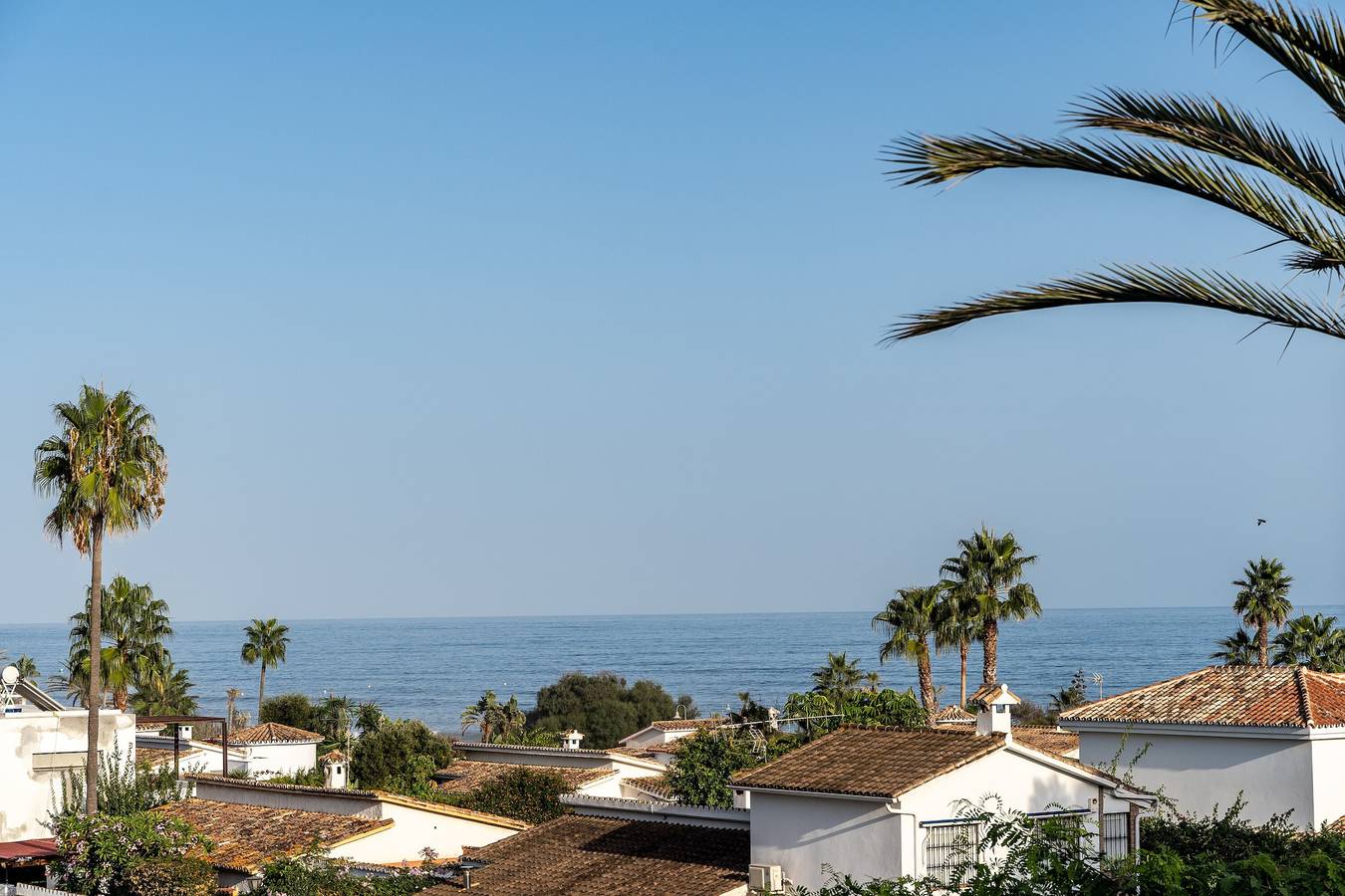 'Beachfront Townhouse in Costalita' con vistas al mar, piscina compartida y Wi-Fi in Saladillo Benamara, Estepona