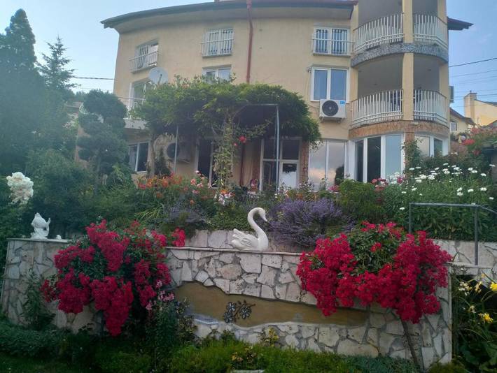 B&b per 3 persone, con Balcone e Terrazza nonché Giardino e Piscina a Sofia