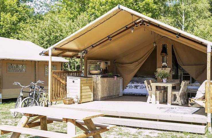 Vakantiepark voor 5 personen, with Balkon/Terras and Terras as well as Tuin and Kinderzwembad in Assen Gemeente